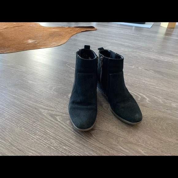 Browns Artica made suede (waterproof) ankle booties w/heel (OG$~175) size 7.5 - Picture 2 of 6